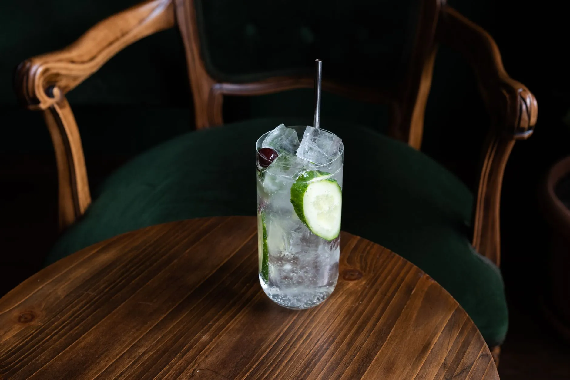 日本酒とジンのボトルが並ぶ様子